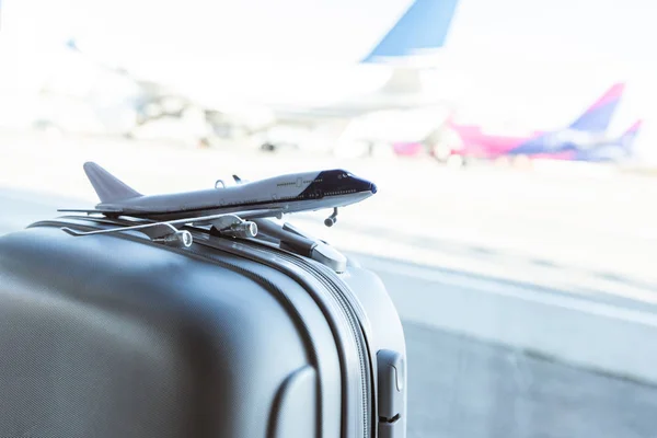 Gros Plan Petit Modèle Avion Sur Une Valise Grise Aéroport — Photo