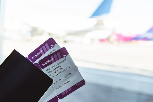 Κλείνω Αεροπορικά Εισιτήρια Και Ταξιδεύουν Τσάντα Στο Αεροδρόμιο — Φωτογραφία Αρχείου
