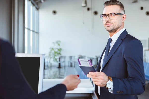 Hombre Negocios Con Documentos Check Aeropuerto — Foto de Stock