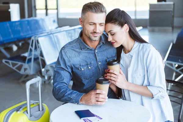 Couple Adulte Avec Café Pour Aller Embrasser Aéroport — Photo gratuite