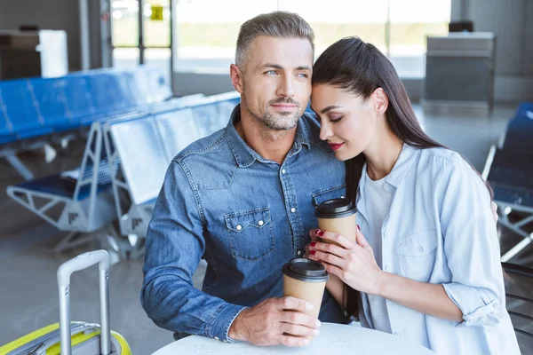 Adult Couple Coffee Hugging Airport — Free Stock Photo