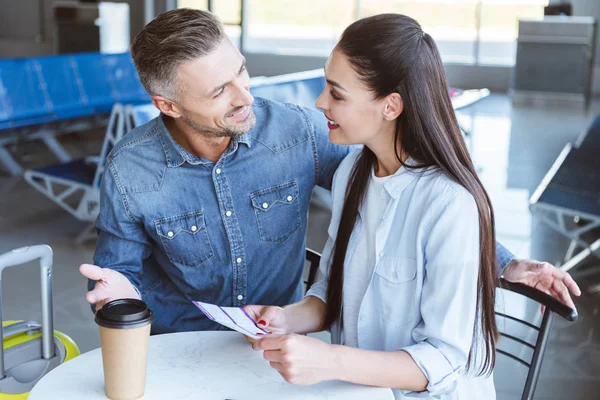 Romantic Couple Travelers Sitting Looking Each Other Airport — Free Stock Photo