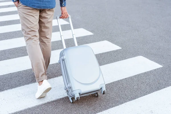 Vista Recortada Turista Zapatos Blancos Tirando Equipaje —  Fotos de Stock