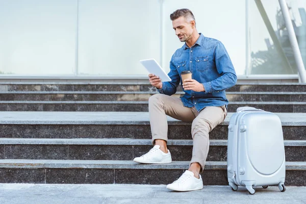 Hombre Adulto Guapo Con Café Para Sentado Escalera Con Equipaje —  Fotos de Stock