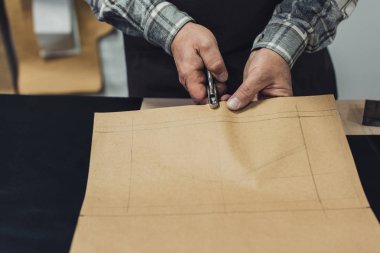 stüdyoda çalışan el çantası usta resim kırpılmış