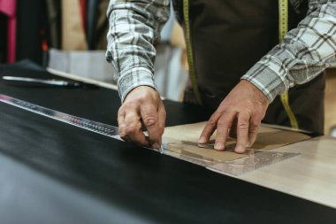 resim Atölyesi'nde deri üzerinde ölçümler yaparak el çantası usta kırpılmış