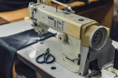 Terzi Atölyesi'nde dikiş makinesi ile çalışma alanı'nın seçici odak 