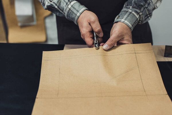 обрезанный образ ремесленника сумочки, работающего в студии
