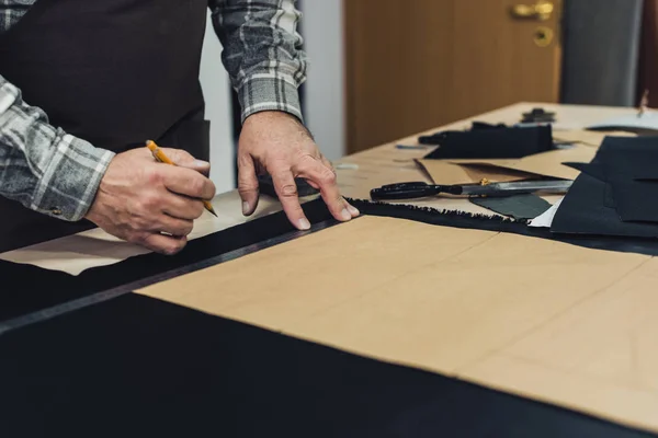 部分视图的手袋工匠做测量用铅笔和尺子在工作室 — 图库照片