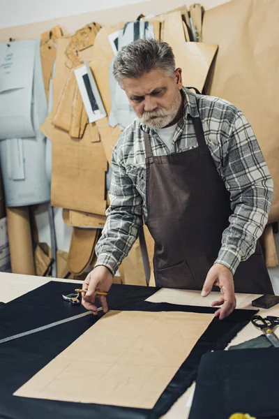 Middle Aged Male Leather Handbag Craftsman Apron Working Studio — Free Stock Photo