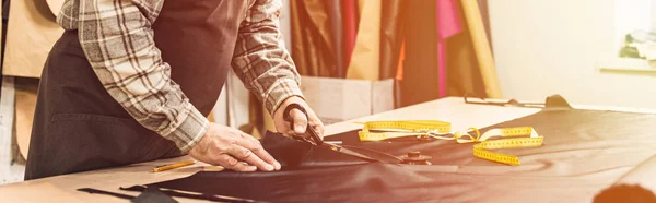 Teilansicht Eines Männlichen Handtaschenhandwerkers Der Der Werkstatt Mit Der Schere — Stockfoto