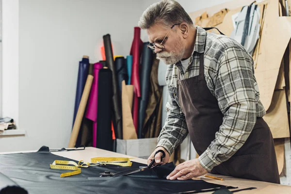 Serious Handbag Craftsman Apron Eyeglasses Cutting Leather Scissors Workshop — Stock Photo, Image