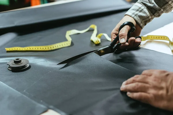 Bijgesneden Afbeelding Van Mannelijke Handtas Ambachtsman Snijden Leer Door Schaar — Stockfoto