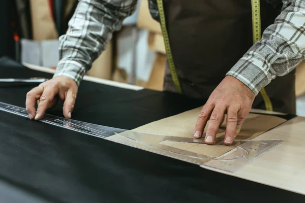 Immagine Ritagliata Artigiano Borsetta Fare Misure Pelle Officina — Foto Stock