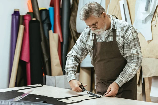 Koncentrerad Manlig Handväska Hantverkare Förkläde Och Glasögon Skär Läder Sax — Stockfoto
