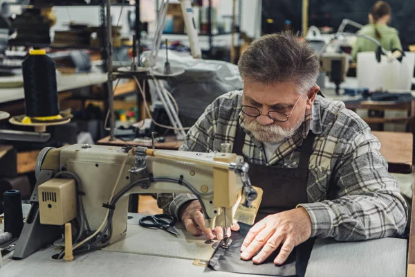 Sastre Masculino Maduro Serio Delantal Anteojos Que Trabajan Máquina Coser — Foto de stock gratis