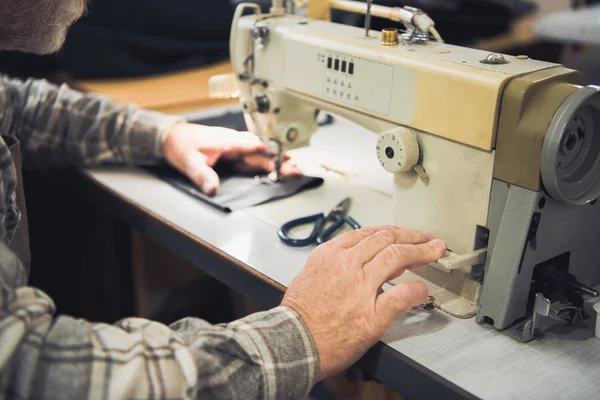 Обрезанный Образ Мужчины Портного Работающего Швейной Машинке Студии — стоковое фото