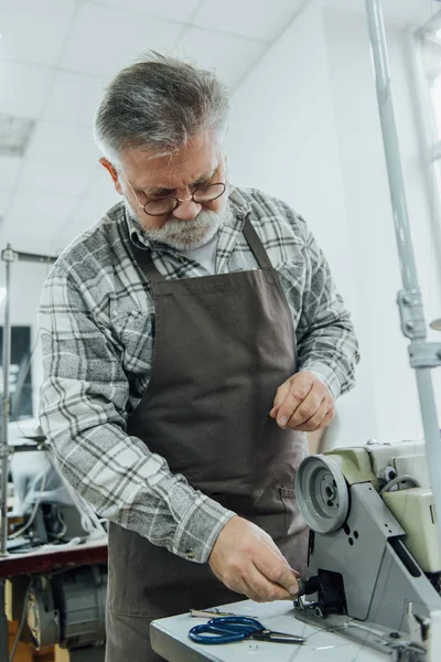 Sastre Masculino Serio Mediana Edad Trabajando Con Máquina Coser Estudio — Foto de Stock