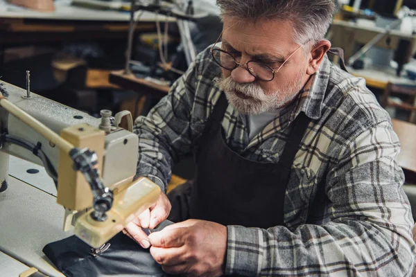 High Angle View Male Handbag Craftsman Working Sewing Machine Studio — Stock Photo, Image