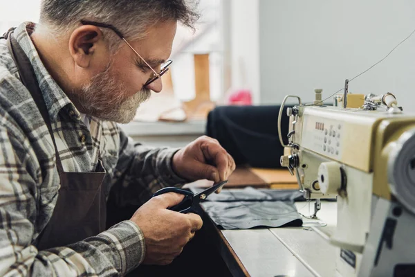 Side View Male Handbag Craftsman Cutting Leather Scissors Sewing Machine — Stock Photo, Image