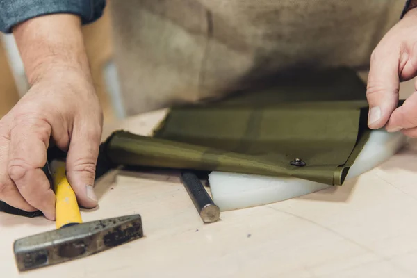 Cropped Image Male Handbag Craftsman Working Hammer Studio — Free Stock Photo