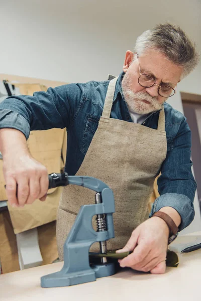 Focused Male Handbag Craftsman Working Tool Studio — Stock Photo, Image