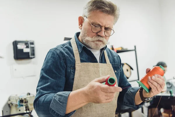 Focalizzato Maturo Artigiano Scegliendo Stringhe Officina — Foto Stock