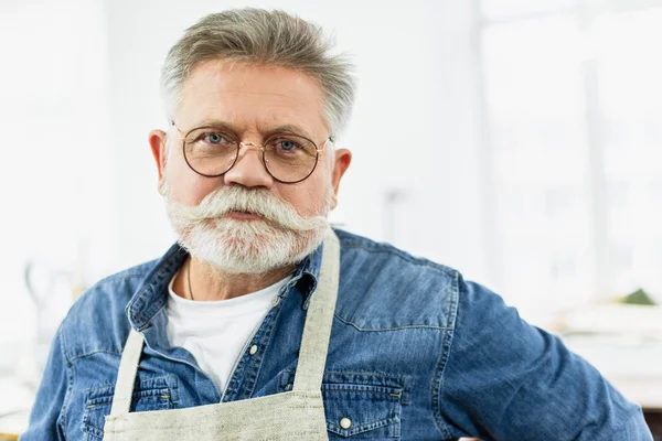 Ritratto Artigiano Mezza Età Grembiule Posa Officina — Foto Stock