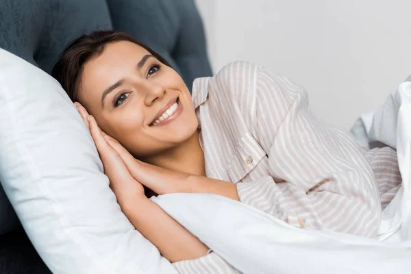 Bela Menina Sorridente Pijama Relaxante Cama — Fotografia de Stock