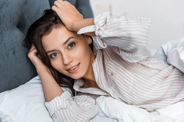 Mooie Brunette Meisje Pyjama Ontspannen Bed — Gratis stockfoto