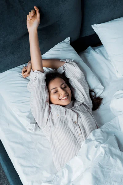 Chica Feliz Pijama Despertando Estirándose Cama Por Mañana — Foto de Stock