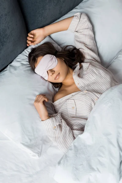 Atraente Jovem Mulher Dormindo Olho Máscara Cama — Fotografia de Stock