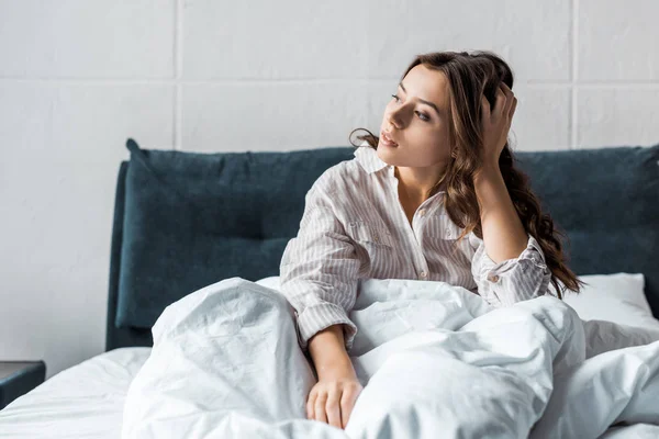 Réfléchie Jeune Femme Assise Sur Lit Matin — Photo