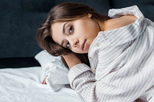 Vacker Brunett Kvinna Pyjamas Tittar Kameran Liggandes Sängen — Stockfoto