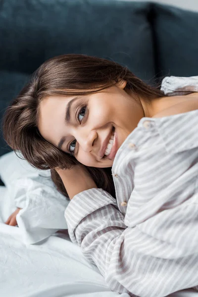 Schöne Glückliche Mädchen Lächelt Die Kamera Während Sie Bett Liegt — Stockfoto