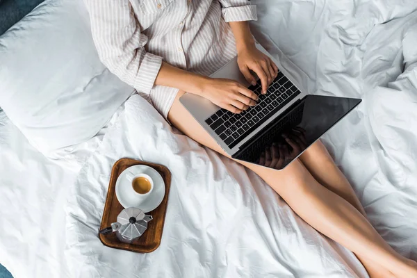 아침에 침대에서 노트북을 포트와 여자의 자른된 — 스톡 사진