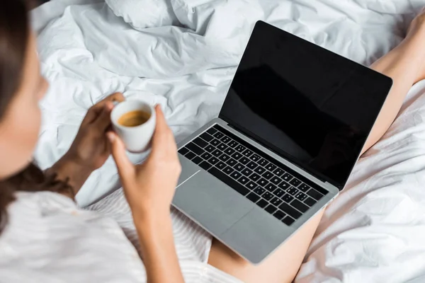 Partial View Woman Coffee Using Laptop Blank Screen Bed — Stock Photo, Image