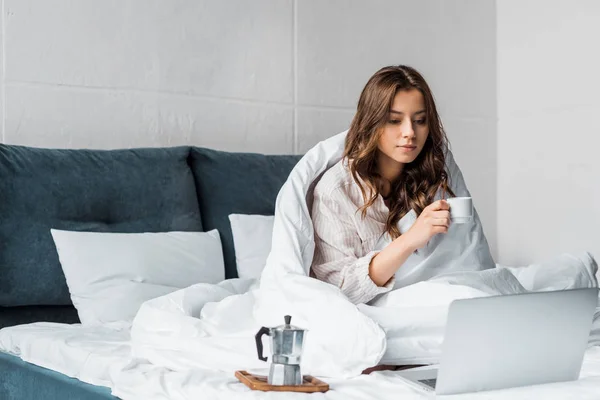 Mooie Vrouw Met Koffie Kijken Naar Laptop Bed Ochtend — Stockfoto