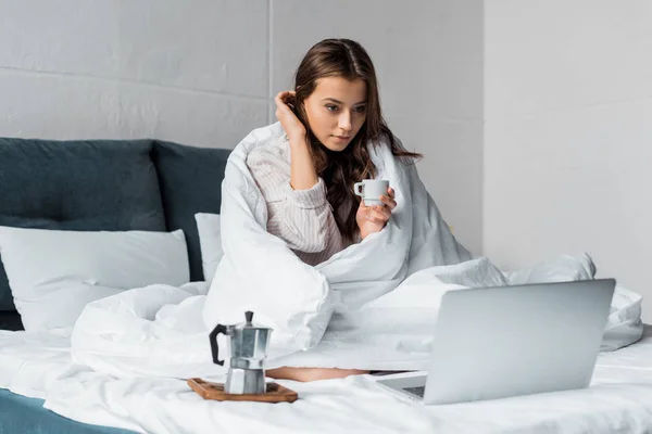 Όμορφη Νεαρή Γυναίκα Καφέ Που Βλέπουν Laptop Στο Κρεβάτι Πρωί — Δωρεάν Φωτογραφία