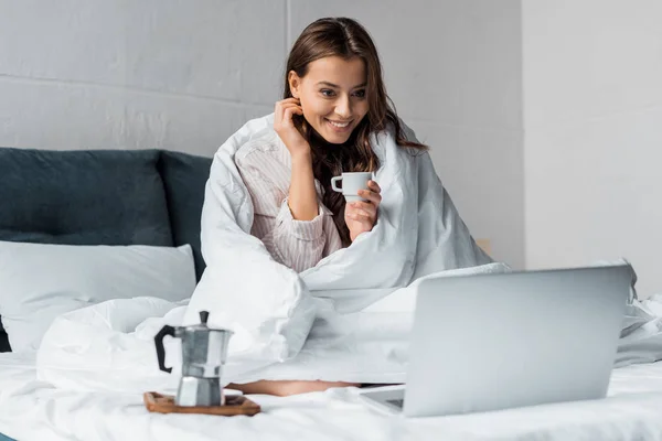 Leende Flicka Med Moka Kaffe Tittar Laptop Sängen Morgonen — Stockfoto