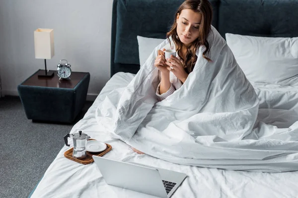 Attractive Brunette Girl Morning Coffee Looking Laptop Bed Home — Stock Photo, Image