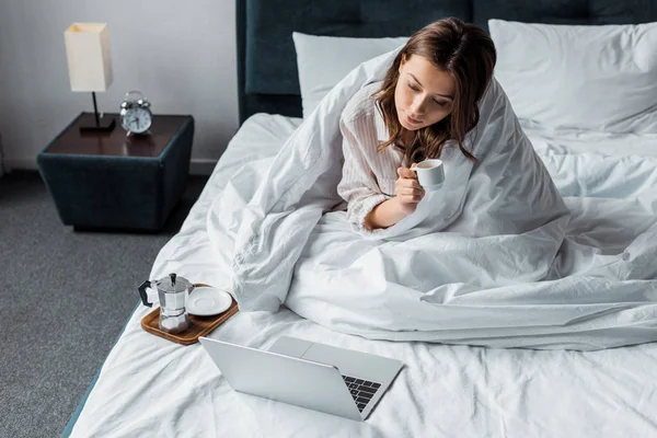 Gadis Menarik Dengan Kopi Pagi Melihat Laptop Tempat Tidur Rumah — Stok Foto