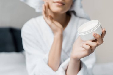 yüzünde kozmetik krem uygulamak kız görünümünü kırpılmış