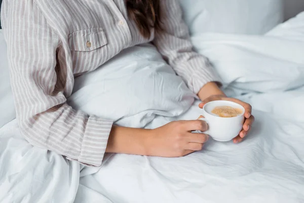 Abgeschnittene Ansicht Einer Frau Mit Einer Tasse Cappuccino Bett — kostenloses Stockfoto