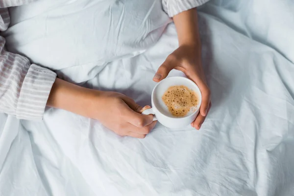 Обрізаний Вид Жінки Тримає Чашку Капучино Ліжку — Безкоштовне стокове фото