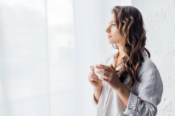 Attraktives Mädchen Das Morgens Mit Einer Tasse Kaffee Fenster Steht — Stockfoto