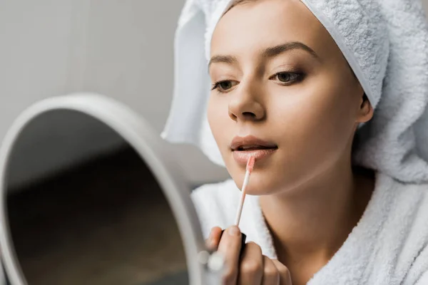 Hermosa Chica Aplicando Brillo Labios Mirando Espejo — Foto de Stock