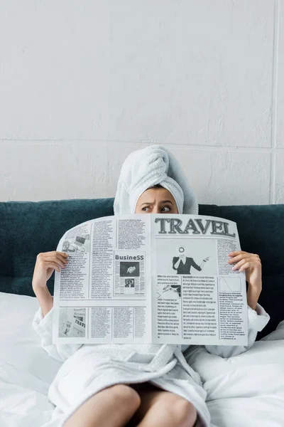 Verwirrtes Mädchen Versteckt Sich Morgens Hinter Reisezeitung Bett — kostenloses Stockfoto