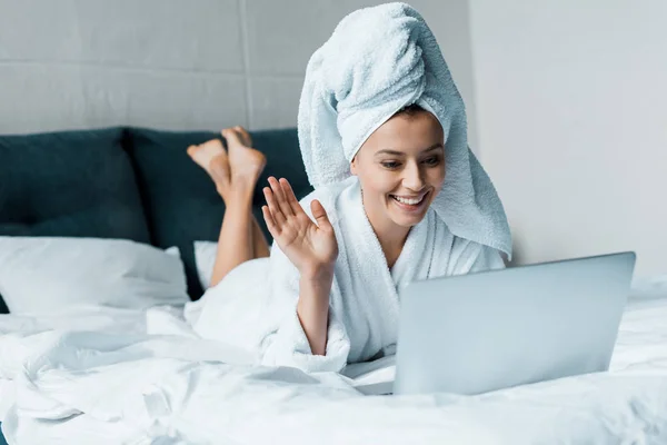 Щаслива Жінка Махає Має Відеодзвінок Ноутбук Лежачи Ліжку — стокове фото