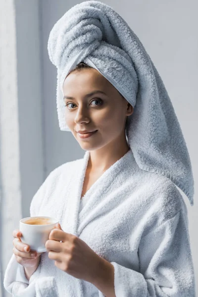 Hermosa Chica Albornoz Toalla Blanca Cabeza Sosteniendo Taza Café Mirando — Foto de Stock